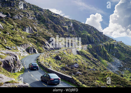 Berge und Klippen an der Conor Pass auf den wilden Atlantik der Kerry Way Stockfoto