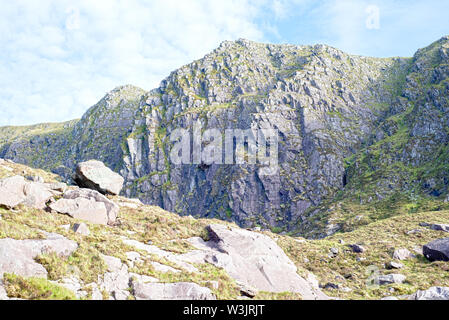 Berge und Klippen an der Conor Pass auf den wilden Atlantik der Kerry Way Stockfoto