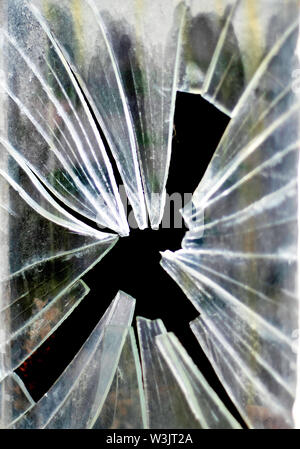 Scharfe Scherben von zerbrochenen Glas aus einem zertrümmerte Fenster Stockfoto