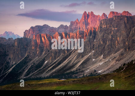 Sonnenuntergang im Sommer auf Gebirge Lastoni di Formin, Croda da Lago, Dolomiten, Italien Stockfoto