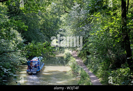 Ein Kanal Boot entlang der Basingstoke Canal in der Nähe von Frogmore, Hampshire vorangetrieben, da mehr heiße Wetter zurückzuführen ist Großbritannien in dieser Woche zu schlagen. Stockfoto