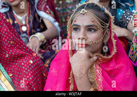 PUSHKAR, INDIEN - November 16, 2018: indische Mädchen in der Wüste Thar auf Zeit Pushkar Kamel Mela in der Nähe der heiligen Stadt Pushkar, Rajasthan, Indien, in der Nähe u Stockfoto