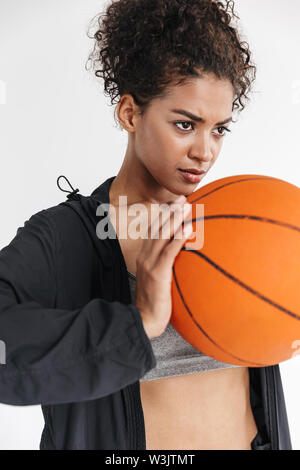 Bild einer wunderschönen jungen Super Sport Fitness afrikanische Frau mit Basketball posieren. Stockfoto