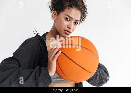 Bild einer wunderschönen jungen Super Sport Fitness afrikanische Frau mit Basketball posieren. Stockfoto