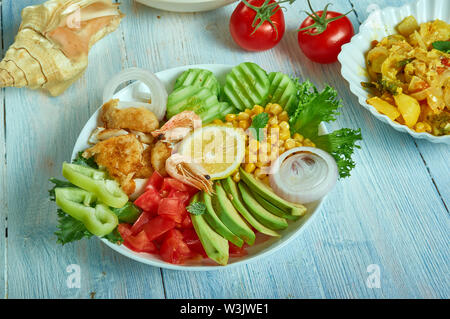 Angebrannter Fisch Taco Salat mit Mais Salsa, Koriander Limetten Dressing. Stockfoto