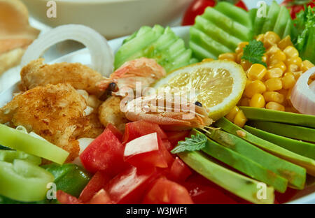 Angebrannter Fisch Taco Salat mit Mais Salsa, Koriander Limetten Dressing. Stockfoto