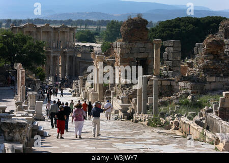 Touristen gehen Sie Curetes Weise in der antiken Stadt Ephesus in Richtung der Bibliothek des Celsus. Ephesus ist in der Nähe der modernen Stadt von Selçuk entfernt. Stockfoto