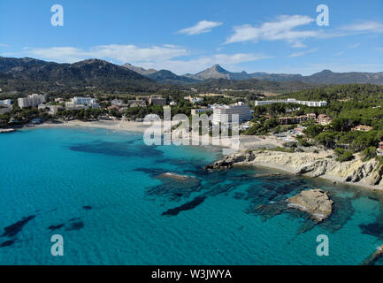 Antenne entfernte Wasserseite Blick auf das türkisfarbene Meer felsige Küstenlinie von Paguera Peguera oder Strand in der südwestlichen Ecke von Mallorca, Santa Ponsa, Spanien Stockfoto