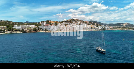 Waterside Luftbild von Santa Ponsa, von kleinen touristischen Hillside beliebten Ferienort im Südwesten von Mallorca. Einsame Yacht im Mittelmeer Stockfoto