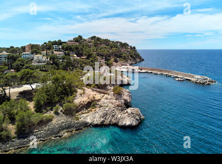 Luftbild Ansicht Santa Ponsa felsigen Küste türkisblaue Mittelmeer Gewässer, eine kleine Stadt im Südwesten von Mallorca. Spanien Stockfoto