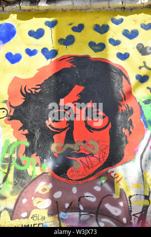John Lennon Mauer - Prag. Der Tribut an Liebe, Frieden, Mitgefühl und den Beatles. Stockfoto
