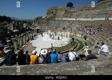 Menschen versammeln sich unter den Römischen Theater Ruinen der antiken Stätte von Ephesus in der Türkei. Ephesus ist in der Nähe der modernen Stadt von Selçuk entfernt. Stockfoto