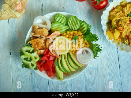 Angebrannter Fisch Taco Salat mit Mais Salsa, Koriander Limetten Dressing. Stockfoto