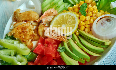 Angebrannter Fisch Taco Salat mit Mais Salsa, Koriander Limetten Dressing. Stockfoto