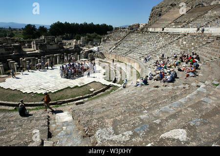 Menschen versammeln sich unter den Römischen Theater Ruinen der antiken Stätte von Ephesus in der Türkei. Ephesus ist in der Nähe der modernen Stadt von Selçuk entfernt. Stockfoto