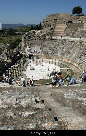 Menschen versammeln sich unter den Römischen Theater Ruinen der antiken Stätte von Ephesus in der Türkei. Ephesus ist in der Nähe der modernen Stadt von Selçuk entfernt. Stockfoto