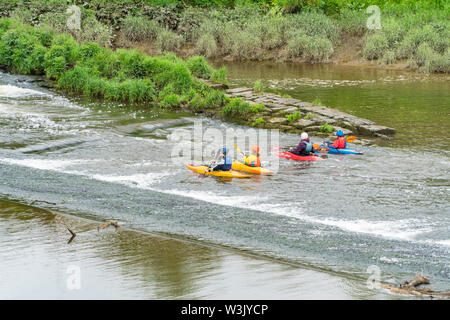 Kanufahrer die Bewältigung der Wehr auf den Fluss Dee in Chester, England, Großbritannien 2019 Stockfoto