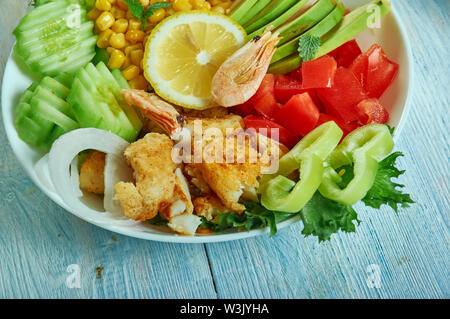 Angebrannter Fisch Taco Salat mit Mais Salsa, Koriander Limetten Dressing. Stockfoto