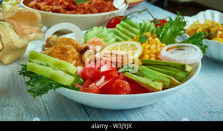 Angebrannter Fisch Taco Salat mit Mais Salsa, Koriander Limetten Dressing. Stockfoto