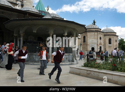 Besucher des Mevlana Museum (1274 AD) bei Konya in der Türkei, wo sich das Mausoleum von Dschalal ad-Din Muhammad Rumi, ein persischer Sufi Mystiker. Stockfoto