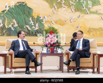 (190716) - Peking, 16. Juli 2019 (Xinhua) - Zheng Jianbang(R), stellvertretende Vorsitzende des Nationalen Ausschusses der Chinese People's Political Consultative Conference, trifft sich mit Sergio Sousa Pinto, Vorsitzender des Ausschusses für Auswärtige Angelegenheiten und die Portugiesischen Gemeinschaften des portugiesischen Parlaments, in Peking, der Hauptstadt von China, 16. Juli 2019. (Xinhua / zhai Jianlan) Stockfoto