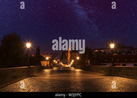 Prag, Karlsbrücke bei Nacht mit Sternenhimmel Stockfoto