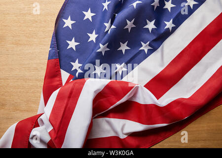 Blick von oben auf die Zerknitterten amerikanische Flagge auf Holz- Oberfläche Stockfoto