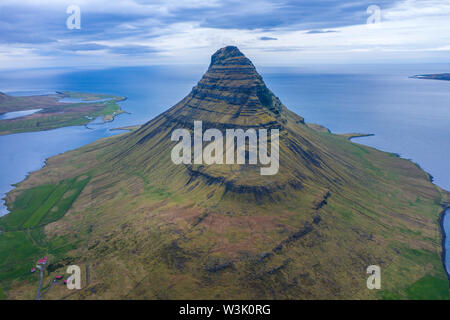 Antenne drone Ansicht der Kirkjufell Berg, Island Stockfoto