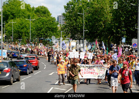 Bristol, UK, 16. Juli 2019. Tag 2 Vom Aussterben Aufstandsbewegung Sommer Aufstand, die Besetzung von Bristol Bridge weiter. Der Protest ist es, das Bewusstsein für die Geschwindigkeit des Klimawandels und der Mangel an Maßnahmen, die Sie zu stoppen. Die Demonstranten haben mit lokalen Agenturen gearbeitet, um einen sicheren und friedlichen Protest, Polizei vorhanden sind und Umleitungen an Ort und Stelle zu gewährleisten. Weitere Berufe sind in der ganzen Stadt diese Woche geplant. Marschieren College Green. Credit: Herr Standfast/Alamy leben Nachrichten Stockfoto