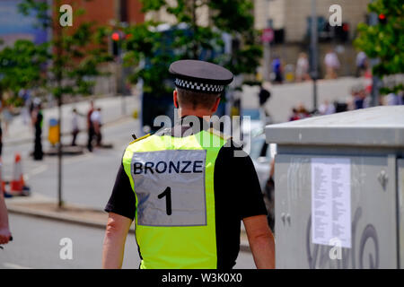 Bristol, UK, 16. Juli 2019. Polizeikontrolle 2. Tag vor dem Aussterben Aufstandsbewegung Sommer Aufstand, die Besetzung von Bristol Bridge weiter. Der Protest ist es, das Bewusstsein für die Geschwindigkeit des Klimawandels und der Mangel an Maßnahmen, die Sie zu stoppen. Die Demonstranten haben mit lokalen Agenturen gearbeitet, um einen sicheren und friedlichen Protest, Polizei vorhanden sind und Umleitungen an Ort und Stelle zu gewährleisten. Weitere Berufe sind in der ganzen Stadt diese Woche geplant. Marschieren College Green. Credit: Herr Standfast/Alamy leben Nachrichten Stockfoto