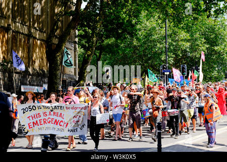 Bristol, UK, 16. Juli 2019. Tag 2 Vom Aussterben Aufstandsbewegung Sommer Aufstand, die Besetzung von Bristol Bridge weiter. Der Protest ist es, das Bewusstsein für die Geschwindigkeit des Klimawandels und der Mangel an Maßnahmen, die Sie zu stoppen. Die Demonstranten haben mit lokalen Agenturen gearbeitet, um einen sicheren und friedlichen Protest, Polizei vorhanden sind und Umleitungen an Ort und Stelle zu gewährleisten. Weitere Berufe sind in der ganzen Stadt diese Woche geplant. Marschieren College Green. Credit: Herr Standfast/Alamy leben Nachrichten Stockfoto