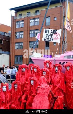 Bristol, UK, 16. Juli 2019. Rote Brigade am 2. Tag vor dem Aussterben Aufstandsbewegung Sommer Aufstand, die Besetzung von Bristol Bridge weiter. Der Protest ist es, das Bewusstsein für die Geschwindigkeit des Klimawandels und der Mangel an Maßnahmen, die Sie zu stoppen. Die Demonstranten haben mit lokalen Agenturen gearbeitet, um einen sicheren und friedlichen Protest, Polizei vorhanden sind und Umleitungen an Ort und Stelle zu gewährleisten. Weitere Berufe sind in der ganzen Stadt diese Woche geplant. Credit: Herr Standfast/Alamy leben Nachrichten Stockfoto