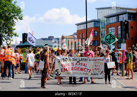 Bristol, UK, 16. Juli 2019. Tag 2 Vom Aussterben Aufstandsbewegung Sommer Aufstand, die Besetzung von Bristol Bridge weiter. Der Protest ist es, das Bewusstsein für die Geschwindigkeit des Klimawandels und der Mangel an Maßnahmen, die Sie zu stoppen. Die Demonstranten haben mit lokalen Agenturen gearbeitet, um einen sicheren und friedlichen Protest, Polizei vorhanden sind und Umleitungen an Ort und Stelle zu gewährleisten. Weitere Berufe sind in der ganzen Stadt diese Woche geplant. Marschieren College Green. Credit: Herr Standfast/Alamy leben Nachrichten Stockfoto