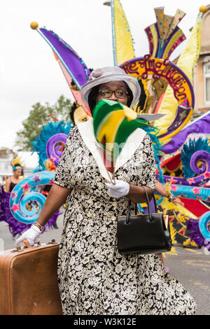 Frau gekleidet die Beiträge der Windrush generation in Acton Carnival Parade, 2019 zu erinnern. Acton High Street. Acton, London, Stockfoto