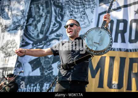 Oslo, Norwegen - 27. Juni 2019. Die amerikanische Celtic Punk Band Dropkick Murphys führt ein Live Konzert während der norwegischen Musik Festival Tonnen Gestein 2019 in Oslo. Hier Musiker Jeff DaRosa wird gesehen, live auf der Bühne. (Foto: Gonzales Foto - Terje Dokken). Stockfoto