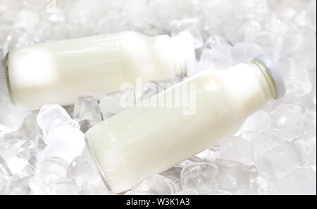 Weiß detox Cocktail in der Sonne leuchten auf Eiswürfel Hintergrund Stockfoto