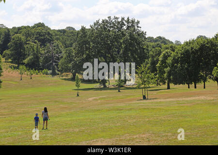 Eine Frau und Kind zu Fuß in Beckenham Place Park, South London, UK. Die neu angelegten Grundstück im Jahr 2019 den Park wieder auf das ursprüngliche Layout geöffnet. Stockfoto