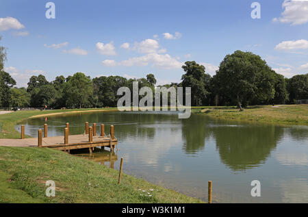 Die neuen Wilden Badesee in der wiederhergestellten Gelände des Beckenham Place Park, London, UK, in der Woche vor der Eröffnung am 20. Juli 2019 gezeigt Stockfoto