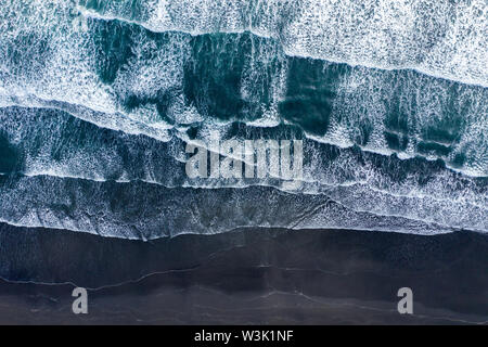 Antenne drone Blick auf den Atlantischen Ozean Wellen waschen schwarz Basalt Sand Beach, Island Stockfoto