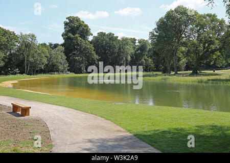 Die neuen Wilden Badesee in der wiederhergestellten Gelände des Beckenham Place Park, London, UK, in der Woche vor der Eröffnung am 20. Juli 2019 gezeigt Stockfoto