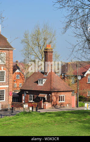 Alten Eingang Lodge zur Einsiedelei mit hohen Schornstein, Whinbush Road, Stevenage, Hertfordshire, England, UK Stockfoto