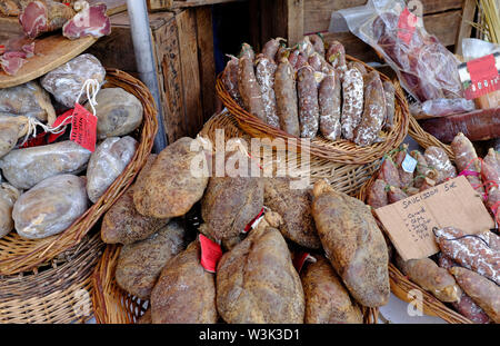 Auswahl an Wurst und Fleisch am Markt Garküche, Lot, Frankreich Stockfoto