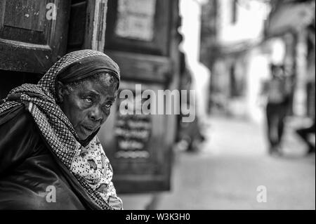 Verschiedene Menschen sind in Tansania und Sansibar, Afrika einschließlich Anbieter, Frauen, Männer, boys, Bettler, muslimischen, Masai und Touristen im Juni 2019 gesehen. Stockfoto