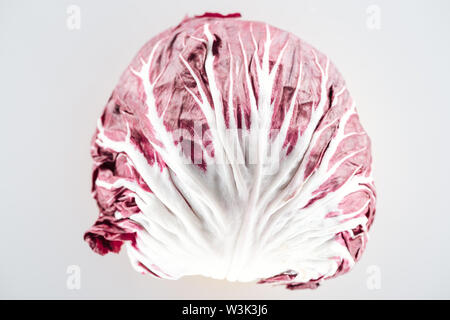 Blick von oben auf die Frische ganze Rotkohl isoliert auf weißem Stockfoto