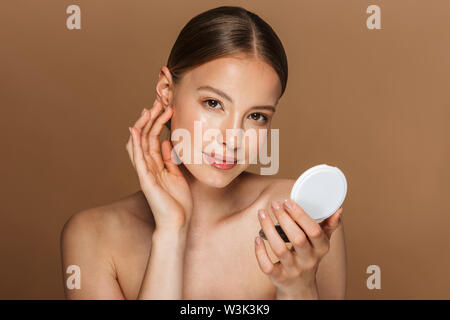 Bild einer schweren Schöne junge erstaunliche Frau über brauner Schokolade Hintergrund Wand holding Spiegel isoliert posieren. Stockfoto