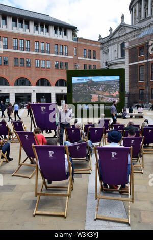Tour de France auf einem großen Bildschirm in Paternoster Square in der Nähe von St Paul's Cathedral, London UK Juli 2019 gezeigt Stockfoto