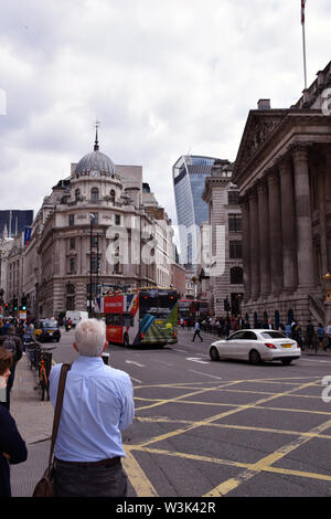 Altes und Neues in der City von London UK Juli 2019. 20 Fenchurch Street im Hintergrund, Royal Exchange im Vordergrund. Stockfoto