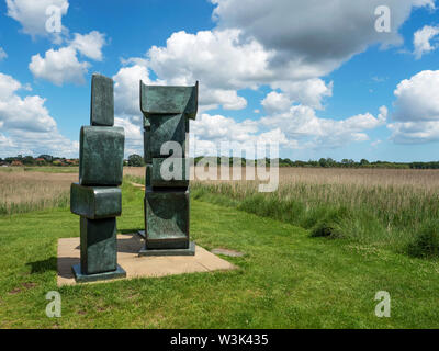 1970 Barbara Hepworth Skulptur Familie der Mann an Snape Maltings Suffolk England Stockfoto