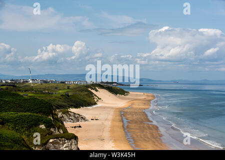 Allgemeine Ansicht der Portstewart Strand während der Vorschau Tag drei der Open Championship 2019 im Royal Portrush Golf Club. Stockfoto