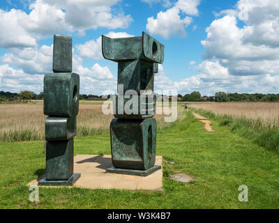 1970 Barbara Hepworth Skulptur Familie der Mann an Snape Maltings Suffolk England Stockfoto